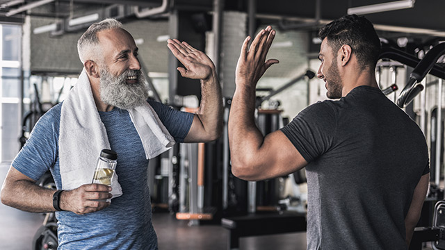 Seniorentrainer Mann trainiert älteren Mann