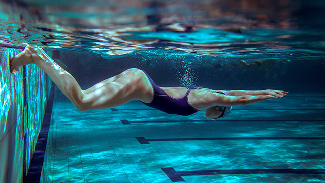Frau macht Wende im Schwimmbecken