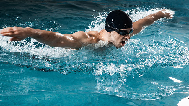 Mann schwimmt Delphintechnik