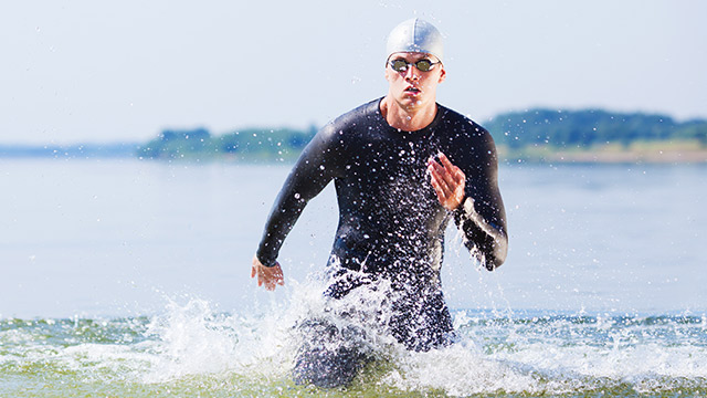 Triatlon edző - férfi ugrik ki a vízből