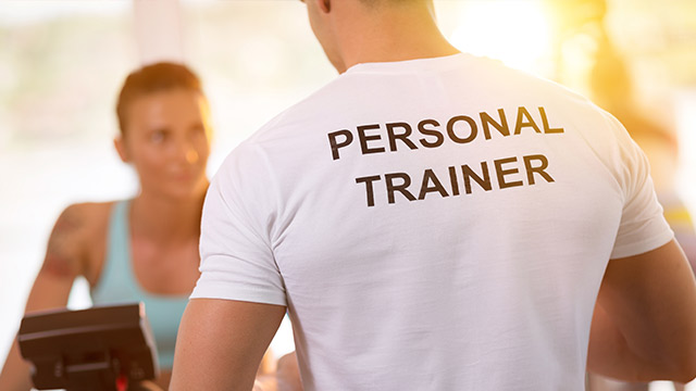 Mann trägt Personaltrainer Tshirt