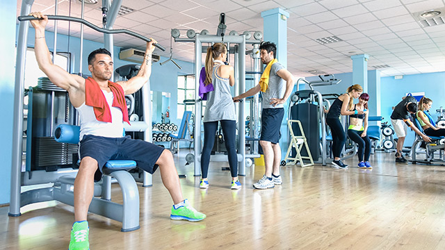 Trainierende in einem Fitnessstudio