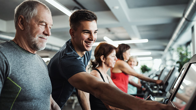 Trainer trainiert älteren Mann