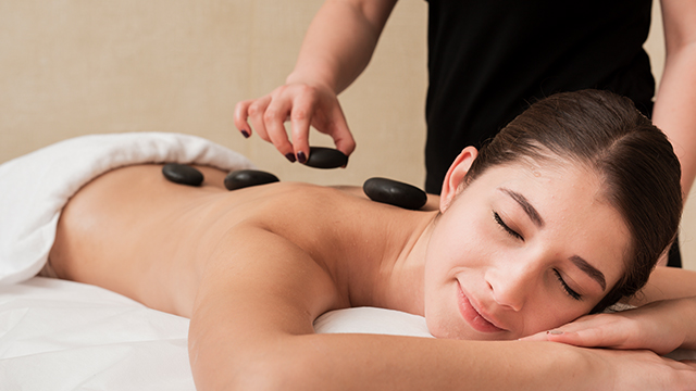 Hot Stone Frau Rückenmassage